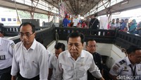 Dalam sidak ini, turut pula Dirjen KA Prasetyo Boeditjahjono, Direktur Utama PT KAI Edi Sukmoro, Kapolres Metro Jakarta Pusat Kombes Suyudi Ario Seto, dan Kepala Stasiun Senen Dedi Kristanto.