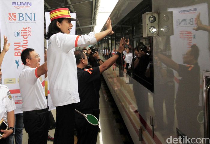 Menteri Rini Lepas Mudik Bareng BNI Naik Kereta Api