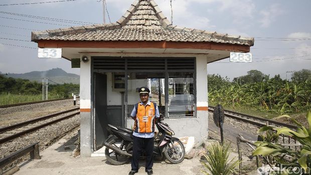 Cerita Zaenal yang Selalu Rayakan Lebaran di Perlintasan Klonengan