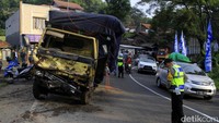 Kecelakaan ini terjadi karena mobil truk mengalami rem blong.