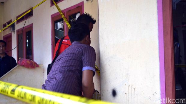 Polisi menggeledah dua kontrakan terduga teroris di Cianjur.