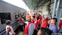 Gubernur Jawa Tengah Ganjar Pranowo melepas pemudik di Stasiun Pasar Senen, Jakarta, Kamis (22/7/2017).