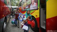 Para pemudik berkumpul di halaman Taman Ismail Marzuki, Jakarta, untuk mengikuti mudik barsama, Kamis (22/6/2017). 