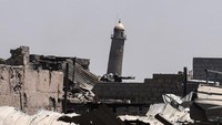 Dalam pernyataannya via kantor berita propaganda Amaq, seperti dilansir AFP dan Reuters, Kamis (22/6/2017), ISIS menuding koalisi pimpinan Amerika Serikat (AS) yang melancarkan serangan udara ke masjid bernama resmi Masjid Raya Al-Nuri itu dan menghancurkannya. Tudingan ISIS itu langsung dibantah AS, yang memang mendukung pasukan Irak via udara dalam operasi merebut Mosul dari ISIS sejak beberapa bulan lalu. AS balik menuding ISIS yang bertanggung jawab atas hancurnya masjid ikonik bagi kota Mosul itu. AFP PHOTO/MOHAMED EL-SHAHED.