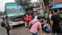 Pemudik memadati terminal bayangan di kawasan Pasar Minggu, Jakarta Selatan, Kamis (22/6/2017). 
