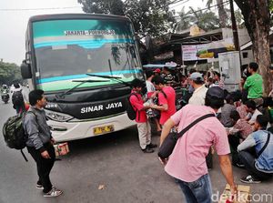 Terminal Bayangan Dipadati Pemudik
