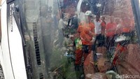 Sopir mobil boks, Suherman (30) mengungkapkan, ia terpaksa membanting setir lantaran ada sepeda motor yang menyalip. Pool/Wisma Putra.