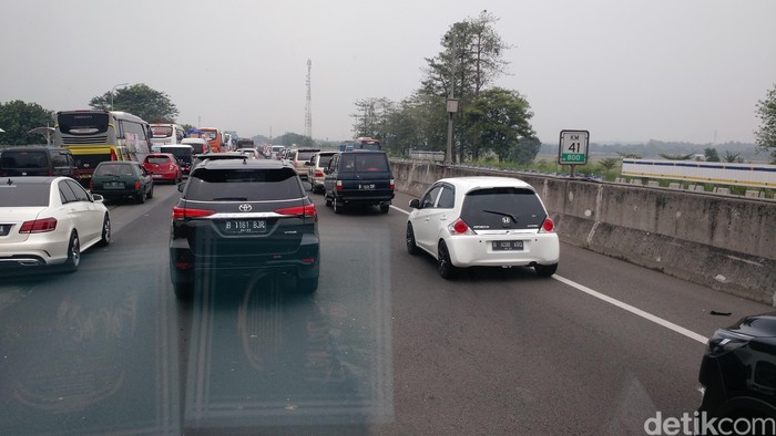 Tol Jakarta Cikampek Macet Usai Gerbang Tol Cikarang Utama 5494