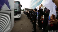 Para petinggi dan Pimred perusahaan di bawah Transmedia melambaikan tangan kepada pemudik yang mulai bergerak.
