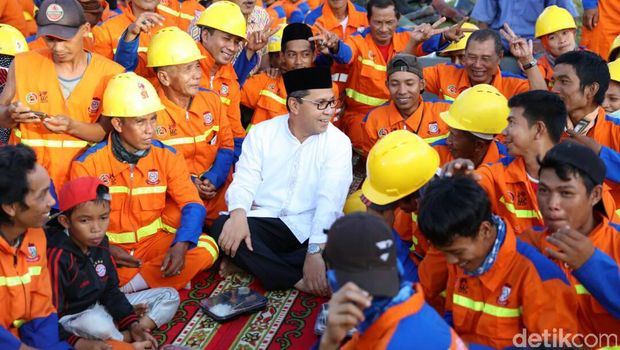 Wali Kota Makassar Ramdhan 'Danny' Pomanto buka puasa bersama petugas kebersihan.