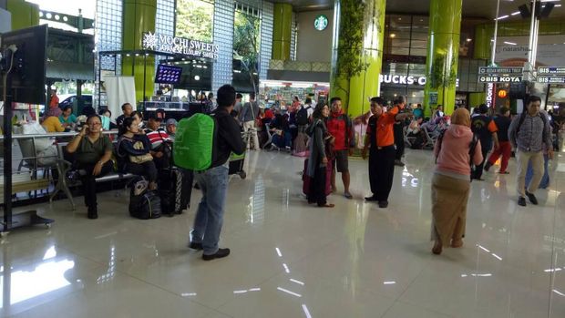 Penumpang Kereta di Stasiun Gambir