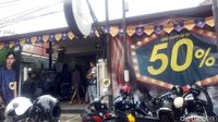 Jelang Lebaran, Kawasan Distro dan FO Bandung Diserbu Pembeli
