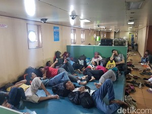 Cara Pemudik yang Lintasi Merak-Bakauheni Melepas Penat dan Lelah