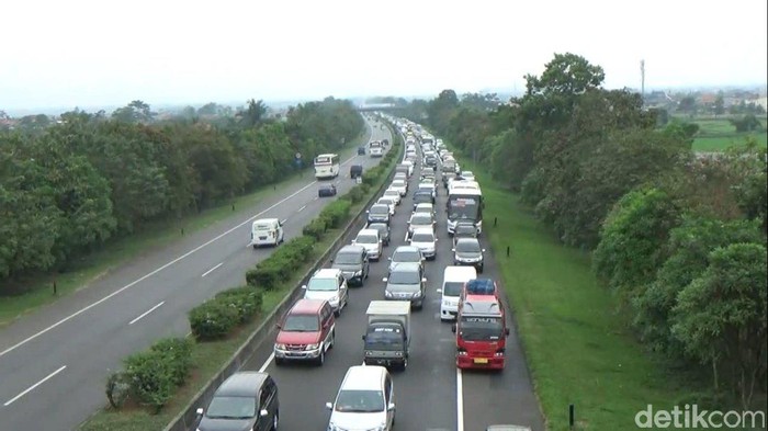 Arus Mudik, Kendaraan Antre 2 Kilometer di GT Cileunyi