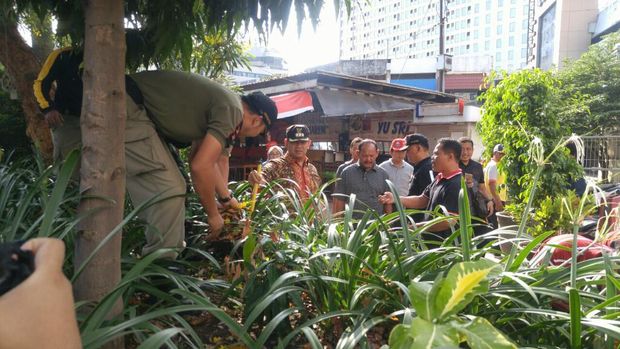 Sambut Pemudik, Wali Kota Semarang Bersihkan Simpang Lima