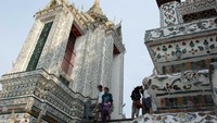 Ke Thailand baru lengkap kalau jalan-jalan di Wat Arun. Inilah kuil ikonik di Thailand dengan nuansa putih yang cantik. Harga tiket masuknya sekitar 50 baht (Rp 20 ribuan) saja lho! (Randy/detikcom)