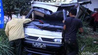 Mobil boks D 8405 BH tampak ringsek.