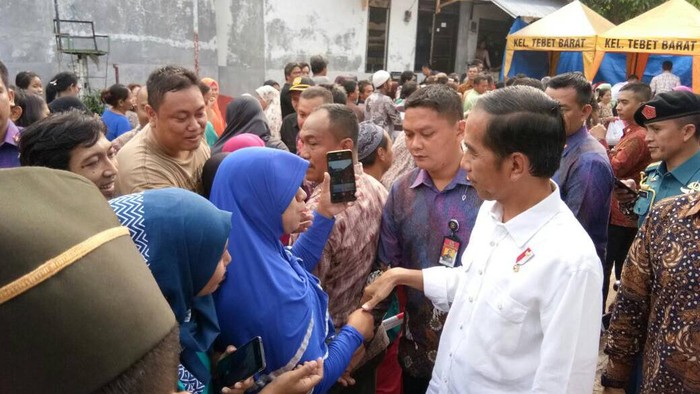 Jokowi Bagi Sembako di Duri Kepa, Warga Nyanyi Selamat Ulang Tahun