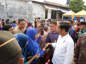 Jokowi Bagi Sembako di Duri Kepa, Warga Nyanyi Selamat Ulang Tahun