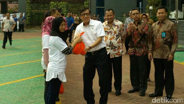 Menkum  HAM Yasonna Laoly memberikan bingkisan bagi peserta mudik gratis.