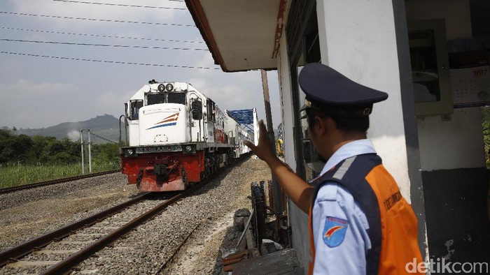 Cerita Zaenal yang Selalu Rayakan Lebaran di Perlintasan Klonengan