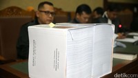 Keduanya diyakini jaksa terbukti menerima sejumlah uang terkait proyek e-KTP baik dalam bentuk dollar maupun rupiah.