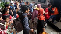 Para pemudik memasuki kereta api.