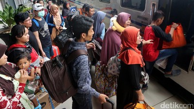 Pemudik Padati Stasiun Pasar Senen