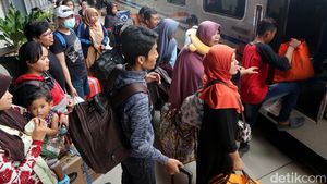 Pemudik Padati Stasiun Pasar Senen