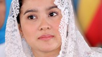 Detail makeup tipis dan pulasan lipstik pink membuatnya semakin menawan.