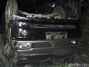 Mobil Boks dan Truk Kecelakaan di Nagreg