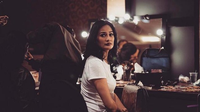 Model senior dan aktris Donna Harun sudah memiliki cucu. Namun nenek dua cucu ini masih seperti wanita muda padahal usianya 49 tahun. Foto: Dok. Instagram/rickyharun