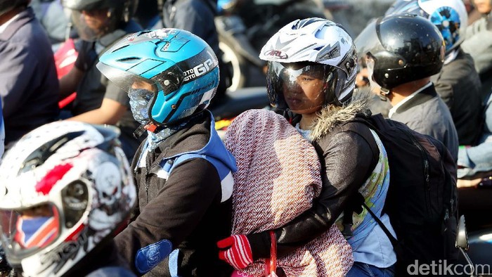 Awas Berbahaya Mudik Bawa Anak Pakai Motor Meski berbahaya, sejumlah pemudik masih nekat membawa anak mereka dengan sepeda motor. Anak-anak dipaksa menempuh perjalanan jauh dan melelahkan.