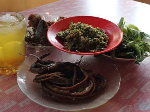 Mampir ke Pemalang mencicip pecak welut.