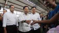 Novanto menyalami warga.