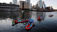 Kegiatan ini dalam rangka memperingati Hari Yoga Internasional. REUTERS/Brian Snyder.