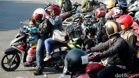 Para orang tua nekat mengorbankan keselamatan anaknya dengan membawanya mudik menggunakan sepeda motor tanpa memikirkan tingkat risiko kecelakaan yang menghantui selama perjalanan.