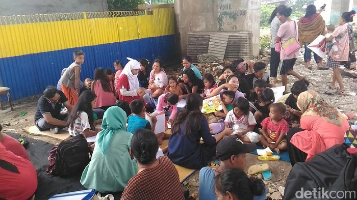 Saat Warga Korban Gusuran Buka Puasa di Kolong Kalijodo