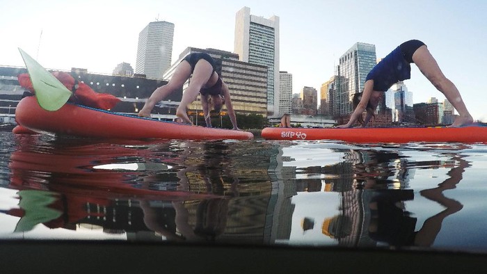 S.U.P Yoga, Tren Yoga di Atas Air Pakai Papan Seluncur