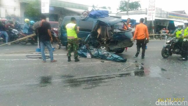  Mobil  Pemudik Tabrak Truk  di Pantura Brebes