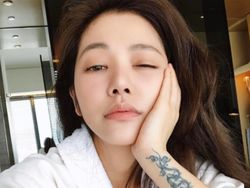 Masih Cantik Seperti ABG, Tebak Usia Wanita Ini?