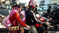 Anak-anak ini harus menempuh perjalanan jauh dengan kondisi tidak nyaman.