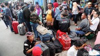 Mereka membawa barang bawaan khas mudik, seperti koper, tas besar hingga kardus.