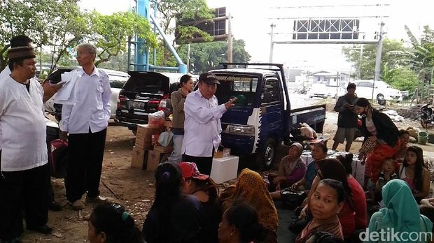 Buka puasa korban gusuran di kolong tol Kalijodo / 