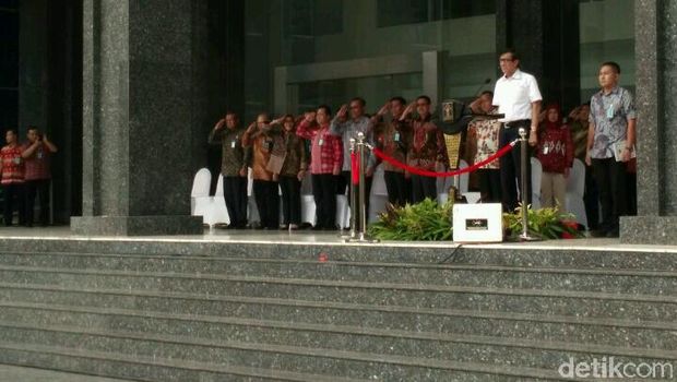  Menkum HAM Yasonna H Laoly melepas ratusan pegawai dan keluarganya untuk mudik bersama ke kampung halaman.