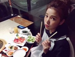 Masih Cantik Seperti ABG, Tebak Usia Wanita Ini?