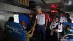 Gubernur Ganjar Lepas Pemudik di Stasiun Senen