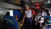 Ia menyempatkan memasuki kereta, berbincang dengan pemudik.