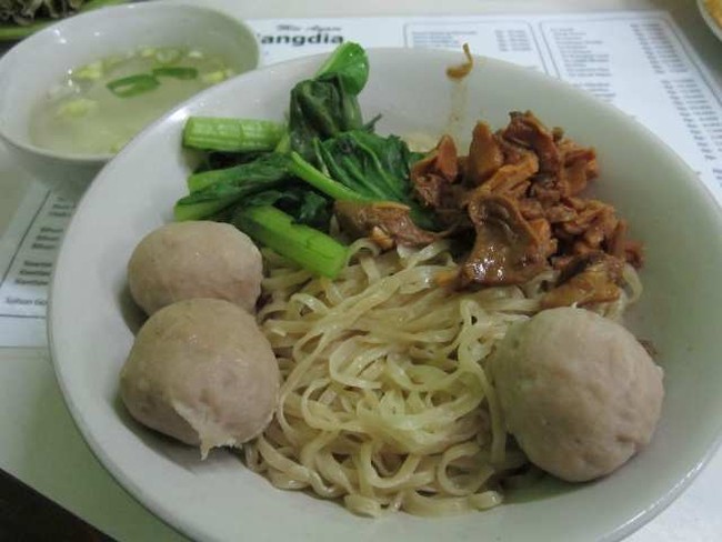 Rayakan HUT ke 490 Jakarta dengan Mencicipi Sajian Enak di 7 Restoran Legendaris Ini