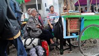 Banyaknya pemudik dimanfaatkan pedagang kaki lima untuk mengais rezeki.